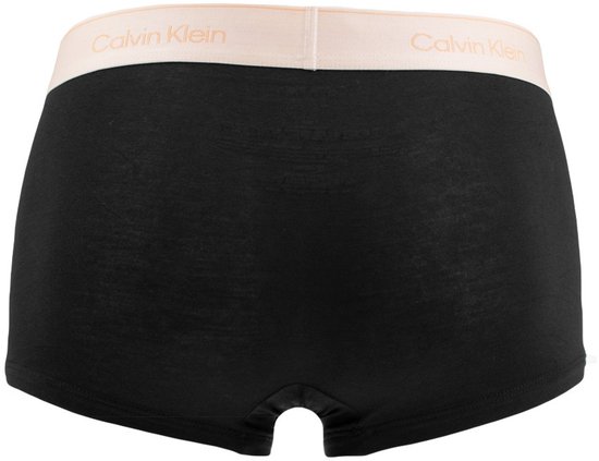 Achterkant van zwarte Calvin Klein boxershort met lichtroze tailleband.