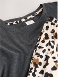 Sluiting van een donkergrijs T-shirt en een luipaardprint nachtjapon met luipaardprint kraag.