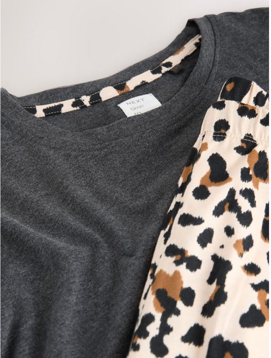 Sluiting van een donkergrijs T-shirt en een luipaardprint nachtjapon met luipaardprint kraag.