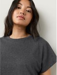 Close-up van een model die een donkergrijs T-shirt met korte mouwen draagt.