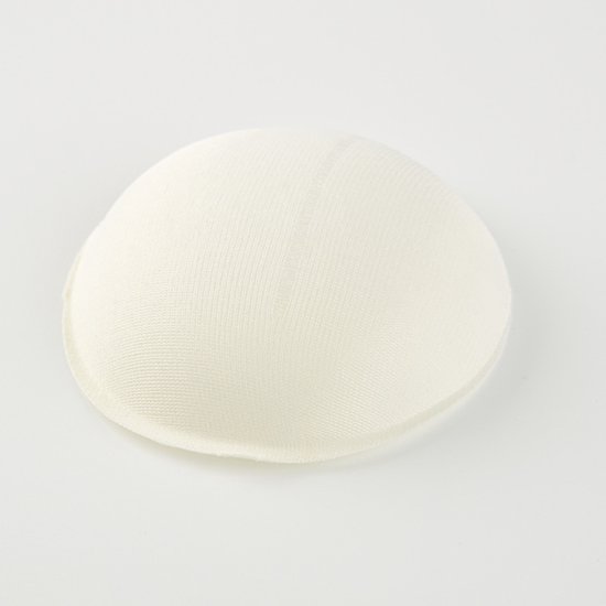 Een off-white, ronde, zachte beker-inzet met een textuur van fijne stof.