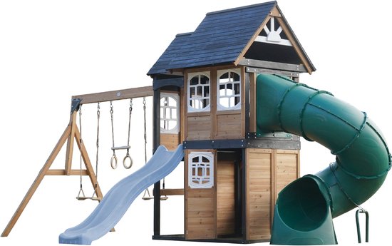 Een houten speeltoestel met huisje, schuifaf, buisglijbaan en schommels, op witte achtergrond.
