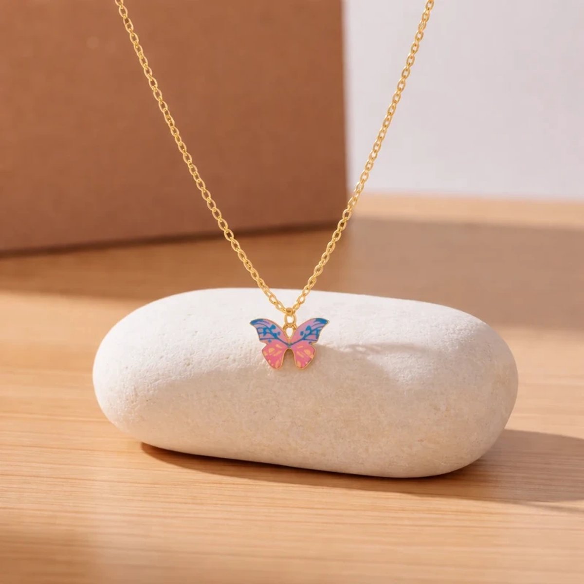 Cristaé Vlinder Ketting - Roze Blauw Kristal - Dames - Goudkleurig