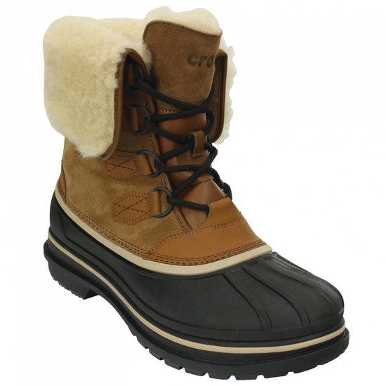 Bruine Crocs laars met zwarte rubberen neus, veters en beige omslag met schapenvacht.