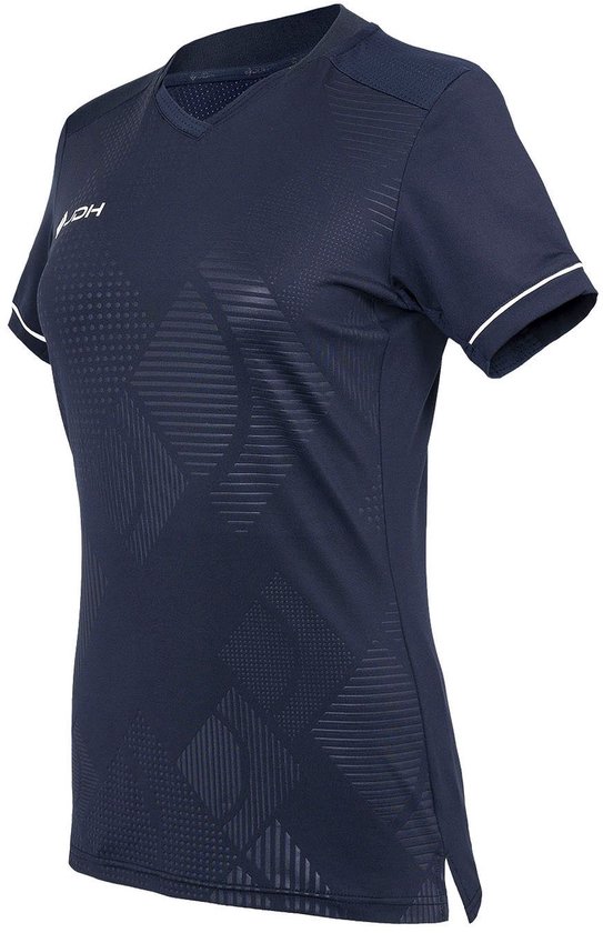 Zijaanzicht van een marineblauw sportshirt met witte accenten op de mouwen.