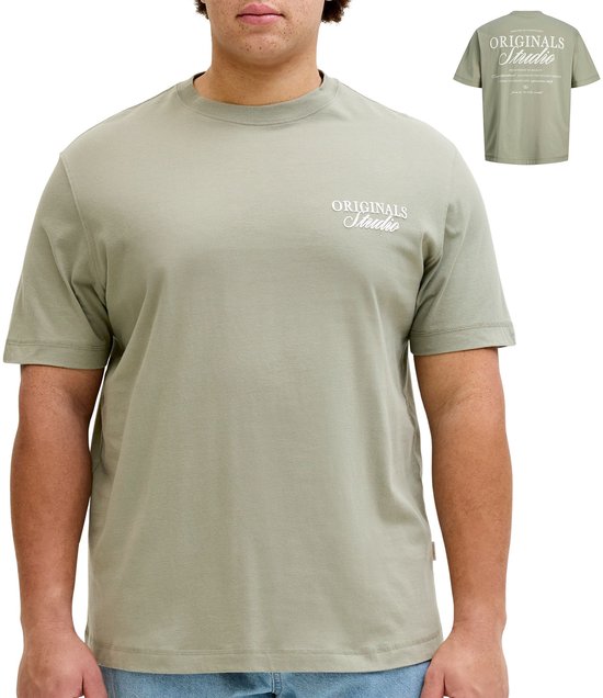 Homme de forte taille portant un t-shirt vert clair. Petite image de l'arrière du t-shirt avec du texte.