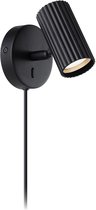 Zwarte wandlamp met geribbelde cilinderkap en GU10 fitting, aangesloten via een snoer.