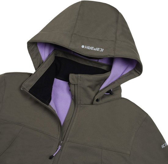 Detail van de kraag en capuchon van een donkergroene softshell jas met paarse voering.