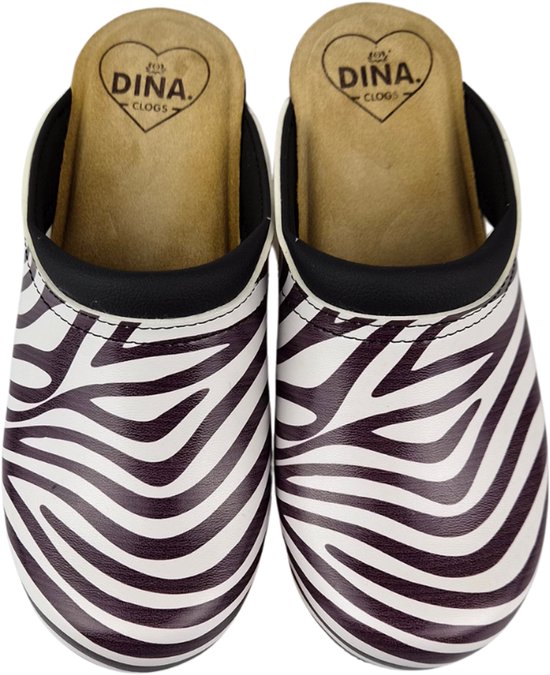 Klompen met zebraprint in wit en donkerpaars. Hielstuk met logo 'DINA'.