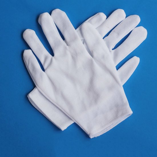 Witte handschoenen op een blauwe achtergrond.