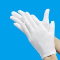 Witte handschoenen op een blauwe achtergrond.