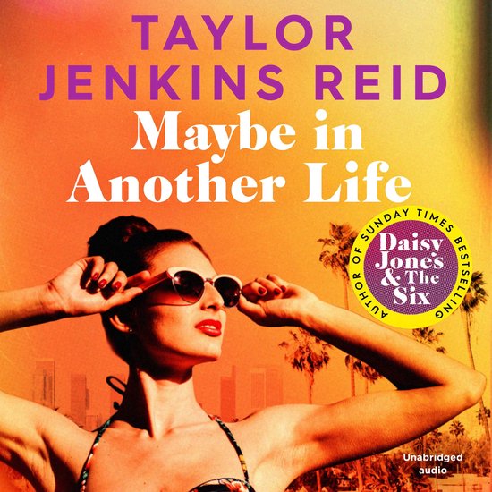 Boekhoes met Taylor Jenkins Reid's 'Maybe in Another Life'. Een vrouw met zonnebril en bikini kijkt weg, palmbomen op de achtergrond.