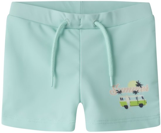 Lichtgroene zwembroek met trekkoord en opdruk van een camperbusje met palmbomen en het woord 'Summer'.