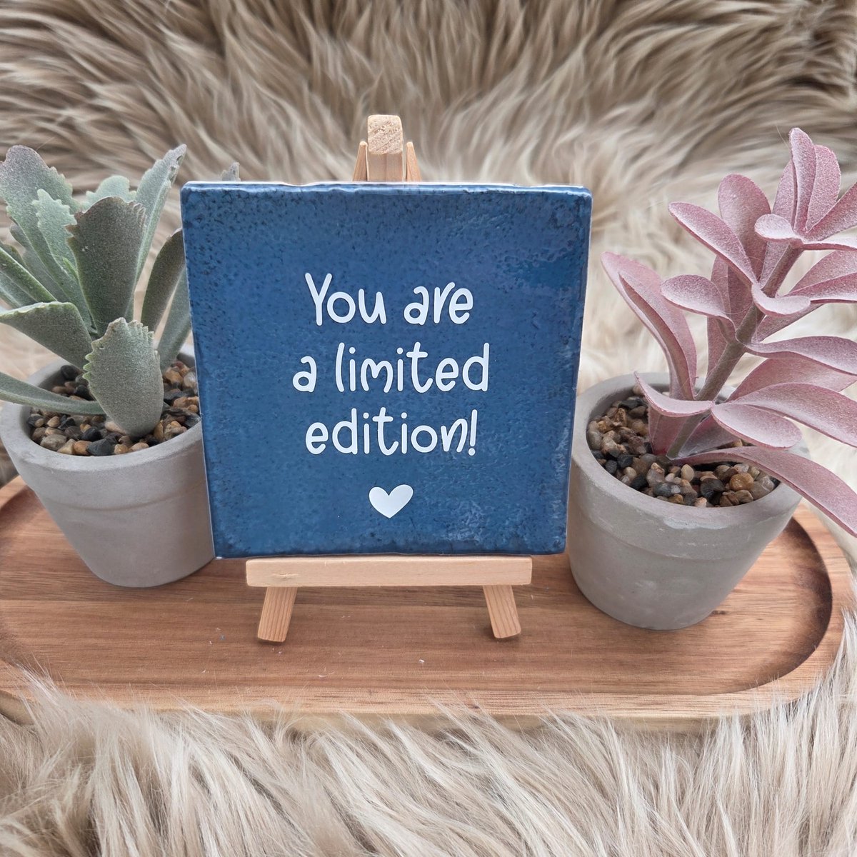 CreaCraft Robuust Wenstegeltje – You Are a Limited Edition – Speels – Hip trendy tegeltje – 10x10 cm – Uniek Cadeau voor Vriendin, Juf, Tante, Zus of Collega – Stijlvolle Woondecoratie met Boodschap – Trendy nu – Decoratief Tegeltje met Standaard – Cadeau Idee robuust donkerblauw/wit