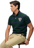 Man zittend, draagt een donkergroene polo met marineblauwe strepen en geborduurd logo.
