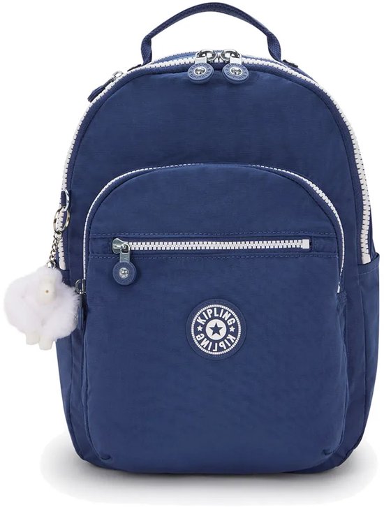 Navyblauwe Kipling Seoul S rugzak met witte accenten en een schattige witte pluizige sleutelhanger.
