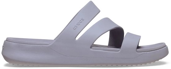 Grijze Crocs slipper met banden en plateauzool, zijaanzicht.