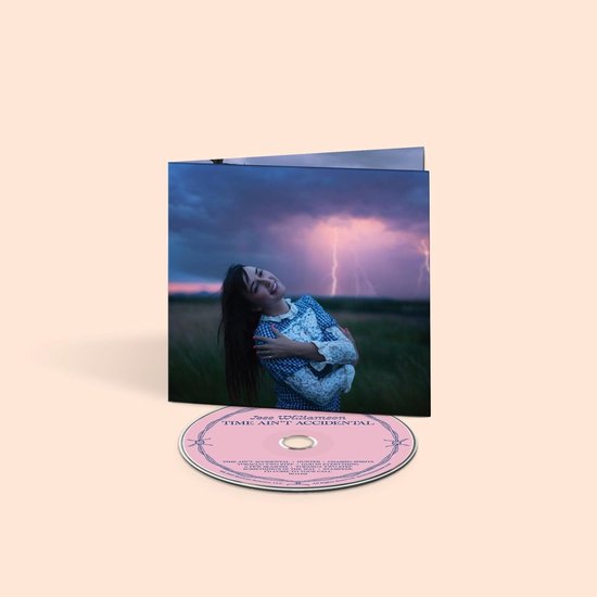 Albumhoes met vrouw in blauw-wit geruite jurk, onweer met bliksem op achtergrond. CD met titel 'Jess Williamson - Time Ain't Accidental'.