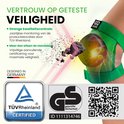 Groene kniebeschermer ondergaat impacttest. Tekst: 'VERTROUW OP GETESTE VEILIGHEID' en 'DESIGNED IN GERMANY'.
