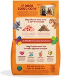 Verpakking Edgard & Cooper hondenvoer. Twee honden, Edgard en Cooper, worden getoond met hun ingrediënten: verse kip, zoete aardappel en blauwe bessen.