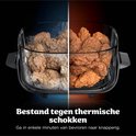 Bevroren en knapperige kipnuggets in een glazen schaal.