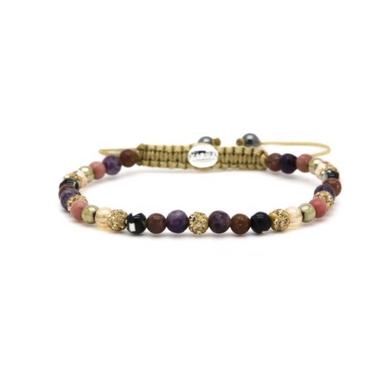 Bracelet Karma avec des perles multicolores, notamment violettes, roses et dorées, avec un cordon tressé et un médaillon doré.