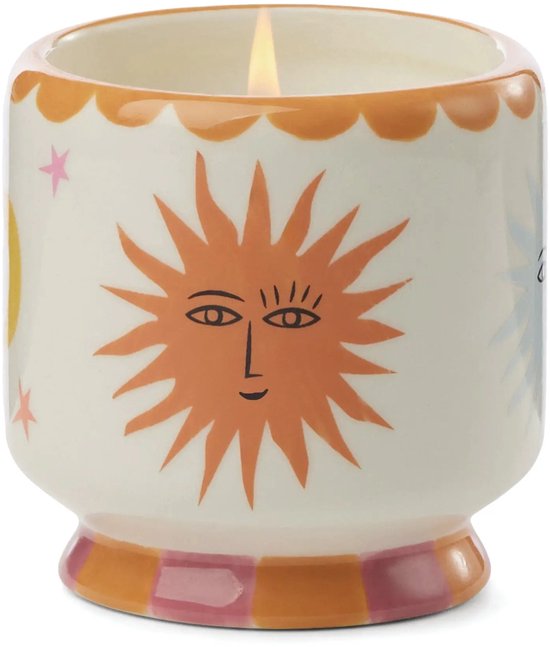 Brandende keramische kaars met zon gezicht, maan en sterren. Rand met oranje en roze strepen.