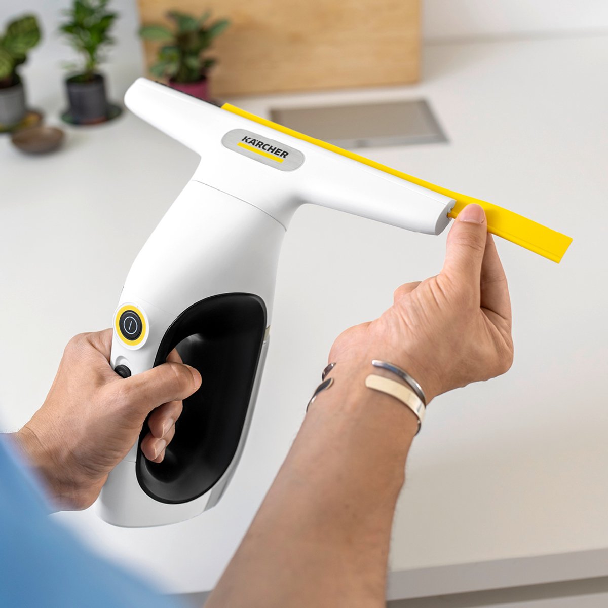 Kärcher Window Vac WV 2 Universal Care draadloze ruitenreiniger - Raamwisser met looptijd accu 25 minuten voor 70 m² - Ramenwasser voor douche en andere gladde oppervlakken - Incl. sproeiflacon en microvezeldoek thumbnail 7