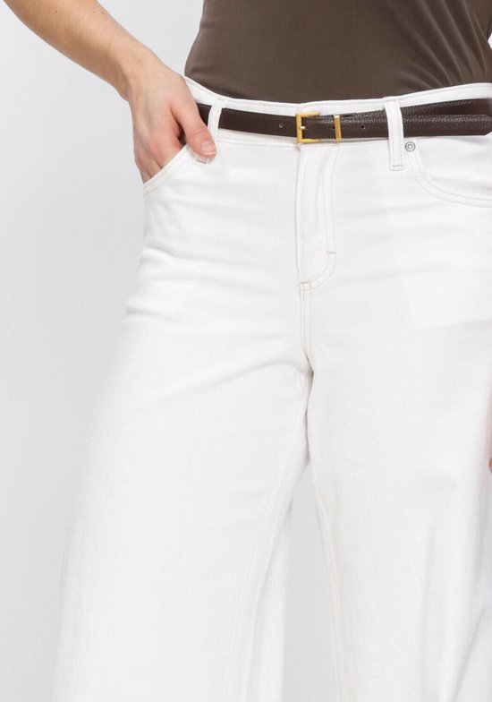 Detail van de tailleband van een witte jeans met bruine riem en gouden gesp.