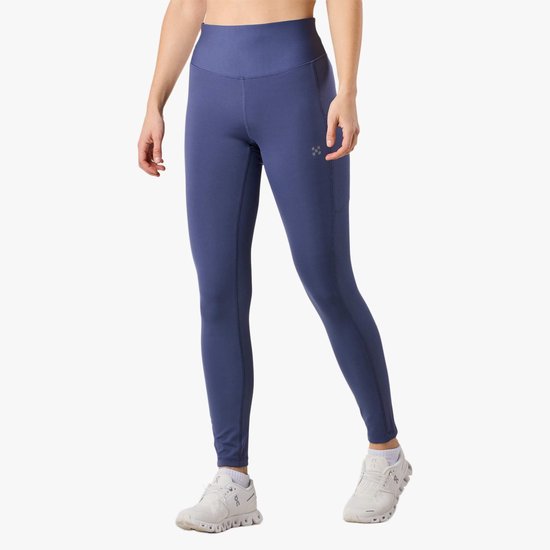 Model in een paarse legging met een discreet logo op de zijkant.