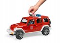 Hand van een kind bedient de antenne op het dak van een rode brandweerauto Jeep Wrangler.