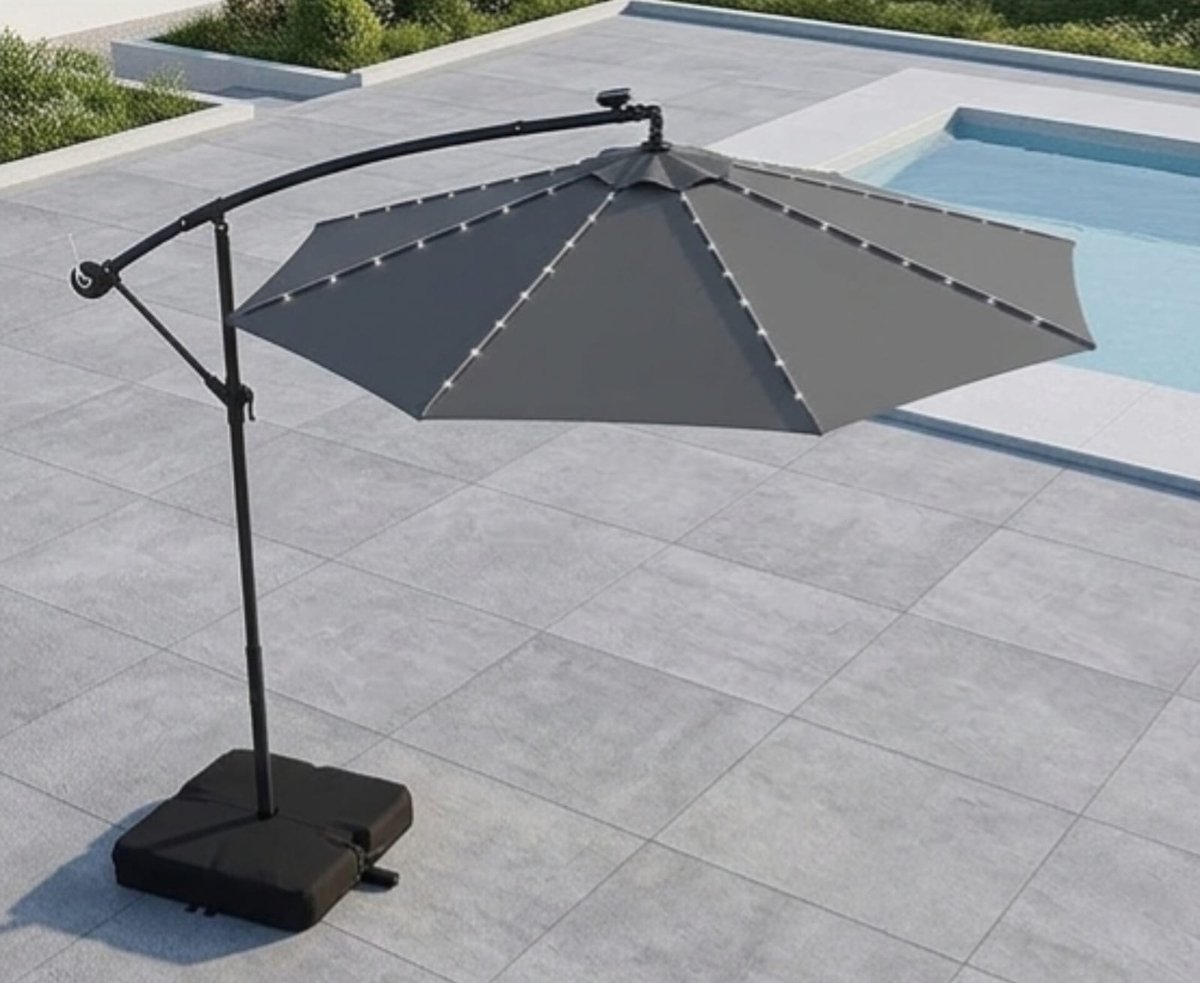 Zweefparasol 300 cm met LED op Zonne-energie, Kantelbaar & 360° Draaibaar met Zwenkarm en Zandzakken, UV-Bescherming Tuinparasol voor Terras, Balkon en Zwembad, Donkergrijs – NoviHome