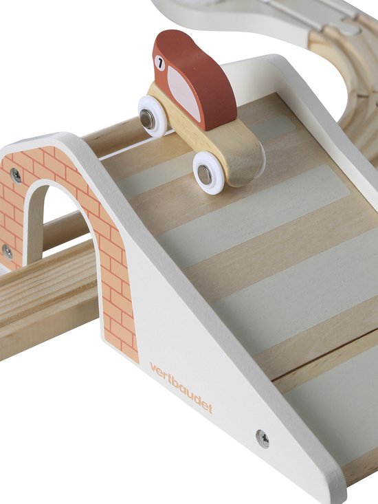 Houten speelgoedauto met rode bovenkant en nummer 1, op een houten spoor met brug.
