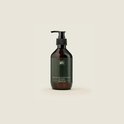 Bruine fles met pompdispenser en groen etiket met 'MKBM CELLULITE CUPPING OIL WITH VITAMIN E'.