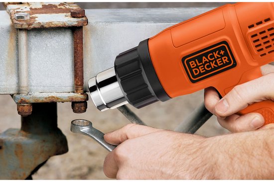 Oranje Black+Decker verfbrander met een metalen mondstuk, gebruikt om roest van metaal te verwijderen.