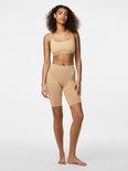Model met huidskleurige fietsshort en bijpassende top.