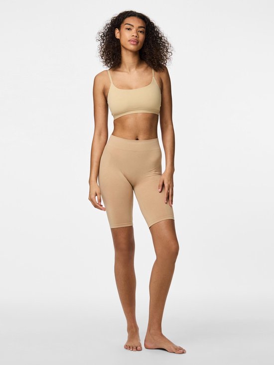 Model met huidskleurige fietsshort en bijpassende top.