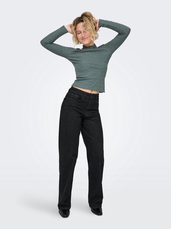 Model met blond haar draagt een grijze coltrui met lange mouwen, geribde textuur, gegolfde kraag en een zwarte broek.