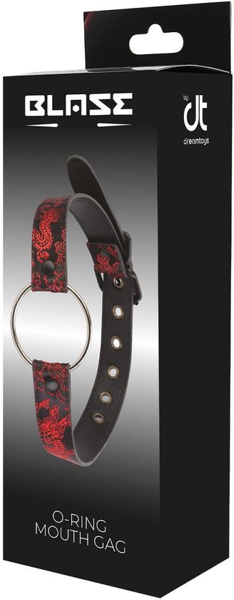 Doos met een O-ring knevel met rode drakenprint op zwarte band en zilverkleurige ring.