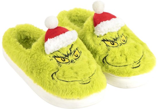 Pantoufles vert citron duveteuses avec visage du Grinch et bonnet de Noël, vue de face.