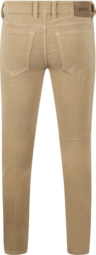 Achterkant van een beige corduroy broek voor heren met Gardeur logo en typische vijf zakken.