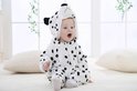 Baby in witte luipaard-print onesie met capuchon, mond open.