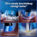 Illustratie van ronde Oral-B iO borstelkop die interdentale ruimtes, tandvleesrand, achterste kiezen en binnenkant reinigt.