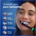 Vrouw poetst tanden met zwarte Oral-B iO tandenborstel. Afbeeldingen tonen: gaatjes bestrijden, diepe reiniging, frisse adem, tandvleesbescherming, wittere tanden.