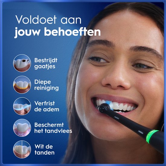 Vrouw poetst tanden met zwarte Oral-B iO tandenborstel. Afbeeldingen tonen: gaatjes bestrijden, diepe reiniging, frisse adem, tandvleesbescherming, wittere tanden.
