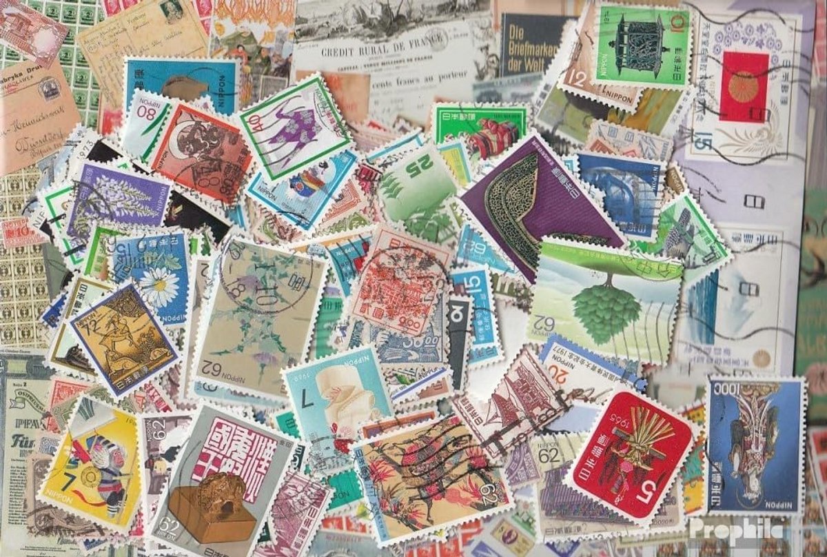 200 Verschillende Japanse Postzegels - Verzamelobjecten