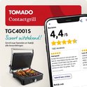 Zwarte contactgrill met een mobiel reviewscherm ernaast. Grill met satés, groenten en zalm.