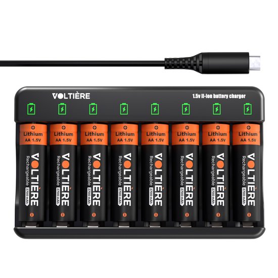 Zwarte batterijlader met 8 oplaadbare AA-batterijen met oranje en witte etiketten, met een zwarte USB-C-kabel erboven.