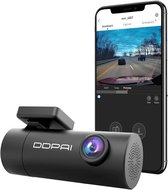 Zwarte DDPAI dashcam naast een smartphone met weergave van een snelwegrit.