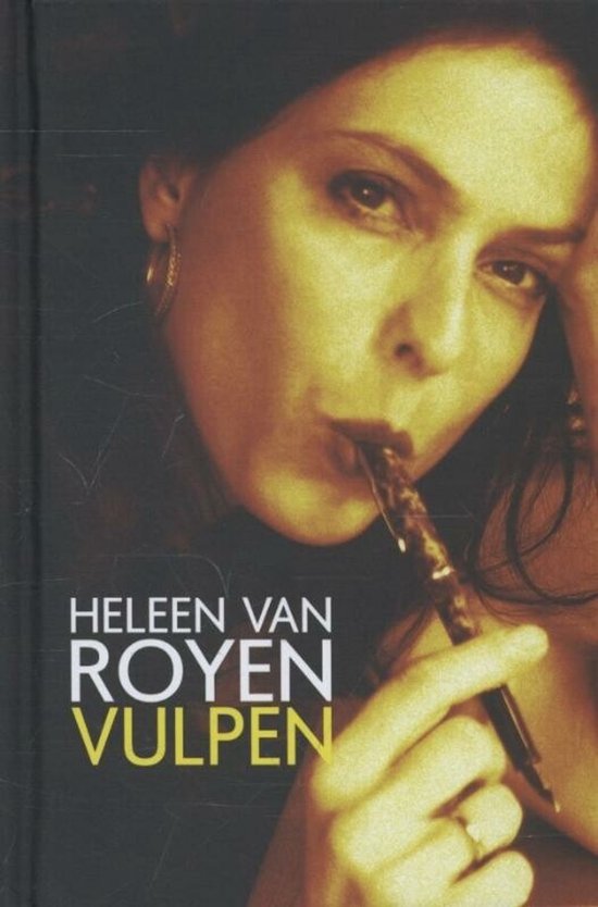 Boekomslag van 'Vulpen' van Heleen van Royen. Een close-up van een vrouw met donker haar, die een pen vasthoudt.